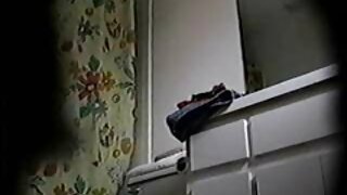 ברונטית עם ישבן גדול וצמוד קופצת על זין