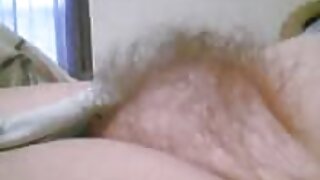 יופי ברונטית משחקת עם הדגדגן שלה על כיסא