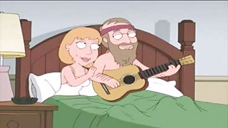 ילדה עם ציצים טבעיים גדולים נושפת ומקליטה את זה בטלפון