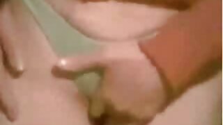 אפרוח מתבגר גרמני צמוד משחק עם הדילדו שלה