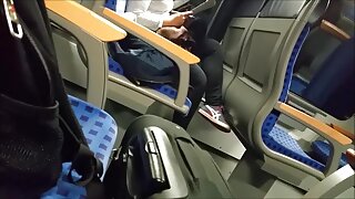 קוקטייל בלונדיני רועש מבאס אותי