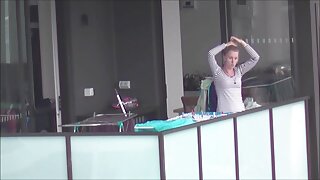 מילף בגרביים והלבשה תחתונה משחקת עם משאבת הכוס שלה
