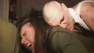 שני חברים מפלסטיק מרגשים אותה