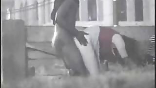 חמודה בלונדינית אוהבת לקיים שיחות סקס
